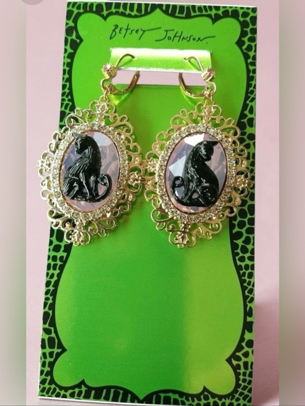 ✨️🐈⬛NWT Betsey Johnson✨️ Gold and Black Cameo🐈⬛ Cat Filigree Drop Earrings - Picture 1 of 6